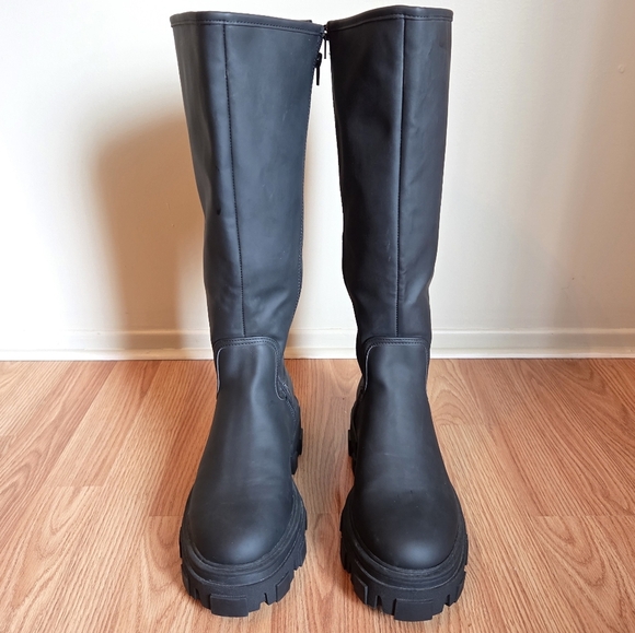 ASOS DESIGN Wide Curve Fit Carla Chunky Knee Waterproof Boots in Black Size 10W - Picture 4 of 16